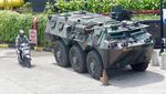 Penampakan Rantis Anoa TNI Disiagakan di Pusat Perbelanjaan Glodok
