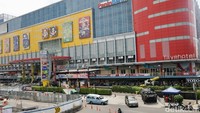 Meski demikian, aktivitas di mall tetap berlangsung.