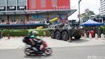 Penampakan Rantis Anoa TNI Disiagakan di Pusat Perbelanjaan Glodok
