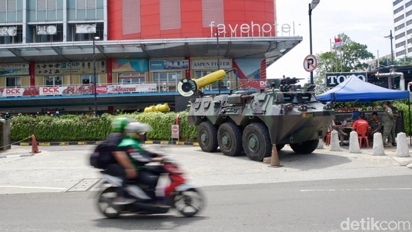 Penampakan Rantis Anoa TNI Disiagakan di Pusat Perbelanjaan Glodok