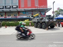 Penampakan Rantis Anoa TNI Disiagakan di Pusat Perbelanjaan Glodok