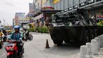 Penampakan Rantis Anoa TNI Disiagakan di Pusat Perbelanjaan Glodok