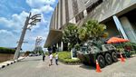 Penampakan Rantis Anoa TNI Disiagakan di Pusat Perbelanjaan Glodok