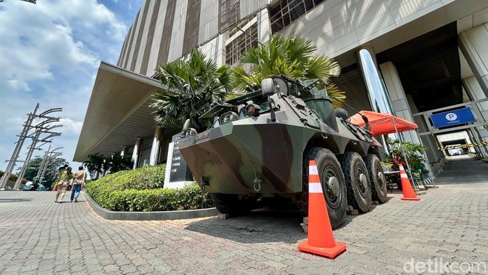 TNI Siagakan Panser Anoa di Glodok Sebuah rantis Anoa TNI terparkir di Mall Taman Anggrek, Jakarta, Selasa (2/9/2025). Kendaraan ini disiagakan untuk pengamanan objek vital di tengah maraknya unjuk rasa.