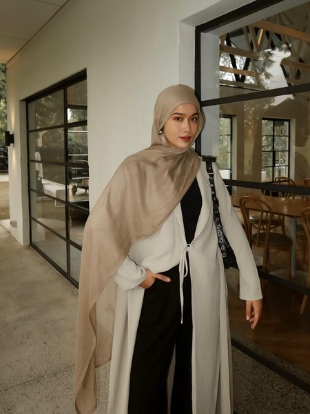 5 Tutorial Hijab Pashmina Viscose ala Ana Octarina yang Effortless Stylish