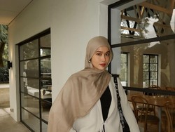 5 Tutorial Hijab Pashmina Viscose ala Ana Octarina yang Effortless Stylish