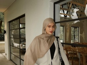 5 Tutorial Hijab Pashmina Viscose ala Ana Octarina yang Effortless Stylish