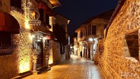 Suasana jalanan kecil kota tua Antalya, hangat dan romantis.