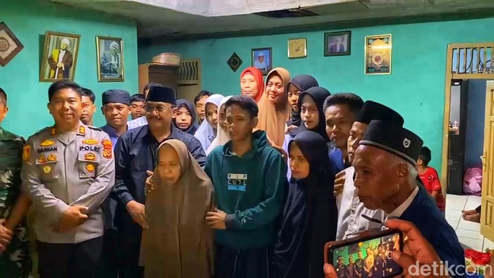 Umar Amarudin (32), driver ojek online (ojol) asal Desa Cikidang, akhirnya pulang dan berkumpul kembali dengan keluarga besarnya pada Senin (1/9/2025) malam.
