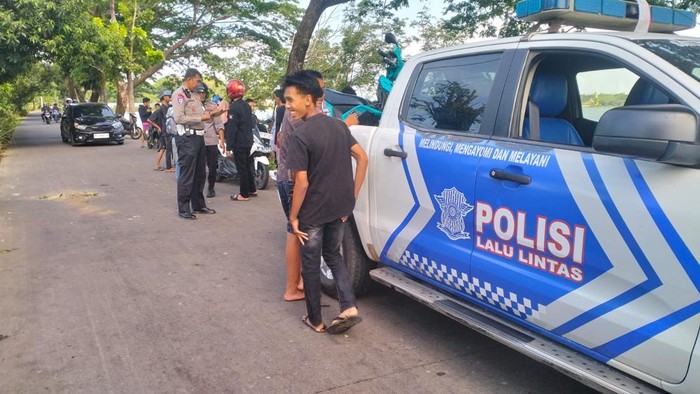 Unit Gakkum Satlantas Polres Gowa melakukan olah tempat kejadian perkara (TKP) di lokasi kecelakaan.