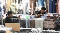 Kondisi ini menambah beban pedagang yang sudah lebih dulu terhimpit biaya sewa kios dan kebutuhan operasional harian. Mereka berharap situasi segera pulih agar Pasar Tanah Abang kembali menjadi pusat belanja yang ramai seperti biasa. ANTARA FOTO/Fakhri Hermansyah