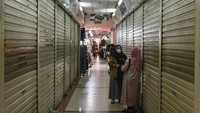Menurut keterangan sejumlah pedagang, penurunan penjualan mencapai 90 persen sejak aksi unjuk rasa besar yang berlangsung di Jakarta pada 28 Agustus 2025. Situasi keamanan yang belum kondusif membuat masyarakat enggan datang berbelanja ke pusat grosir tekstil terbesar di Asia Tenggara itu. ANTARA FOTO/Fakhri Hermansyah