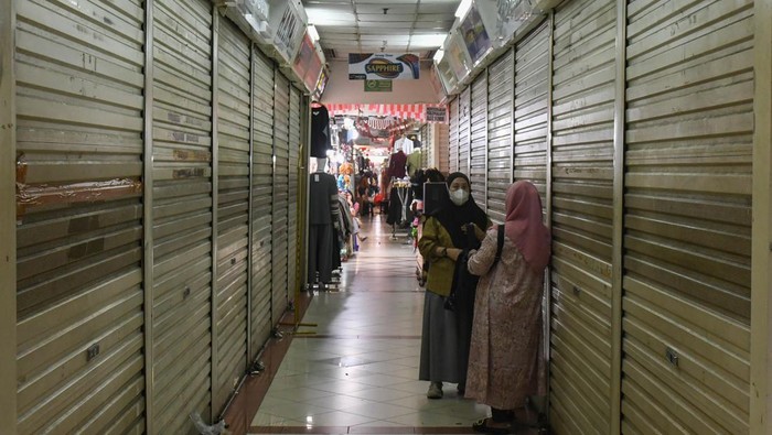 Pedagang menunggu datangnya pembeli di Pasar Tanah Abang, Jakarta Pusat, Selasa (2/9/2025). Menurut pedagang, penjualan mereka menurun 90 persen karena sepinya pembeli sejak aksi unjuk rasa dari tanggal (28/8/2025) yang terjadi di Jakarta. ANTARA FOTO/Fakhri Hermansyah