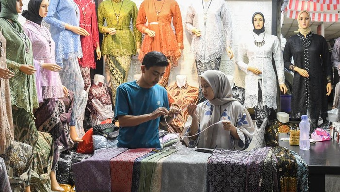 Unjuk Rasa Bikin Sepi, Omzet Pedagang Pasar Tanah Abang Anjlok 90 Persen Pedagang menunggu datangnya pembeli di Pasar Tanah Abang, Jakarta Pusat, Selasa (2/9/2025). Menurut pedagang, penjualan mereka menurun 90 persen karena sepinya pembeli sejak aksi unjuk rasa dari tanggal (28/8/2025) yang terjadi di Jakarta. ANTARA FOTO/Fakhri Hermansyah
