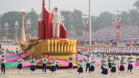 Para pemimpin nasional dan tamu asing, termasuk pejabat tinggi parlemen dari Tiongkok dan Rusia, menyaksikan prosesi militer di Lapangan Ba Dinh, tempat pemimpin revolusioner Ho Chi Minh pada 2 September 1945 membacakan proklamasi kemerdekaan. Foto: via REUTERS/Vincent Thian