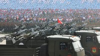 Drone buatan dalam negeri dipamerkan dalam parade militer, menandai kemajuan teknologi pertahanan Vietnam. Foto: REUTERS/Athit Perawongmetha