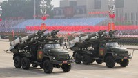 Parade menampilkan peralatan militer tercanggih Vietnam, termasuk helikopter buatan Rusia Mi-171, jet tempur Sukhoi Su-30, serta drone buatan dalam negeri. Ribuan tentara Vietnam bersama personel militer dari Tiongkok, Rusia, dan sejumlah negara lain turut berpartisipasi dalam perayaan itu. Foto: REUTERS/Athit Perawongmetha