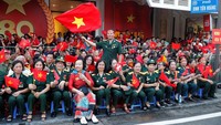 Puluhan ribu orang memadati jalan-jalan ibu kota Hanoi, sebagian besar mengenakan kaus merah dan membawa bendera Vietnam, sebagai wujud nasionalisme kuat di negara yang dipimpin Partai Komunis tersebut. Foto: via REUTERS/Luong Thai Linh