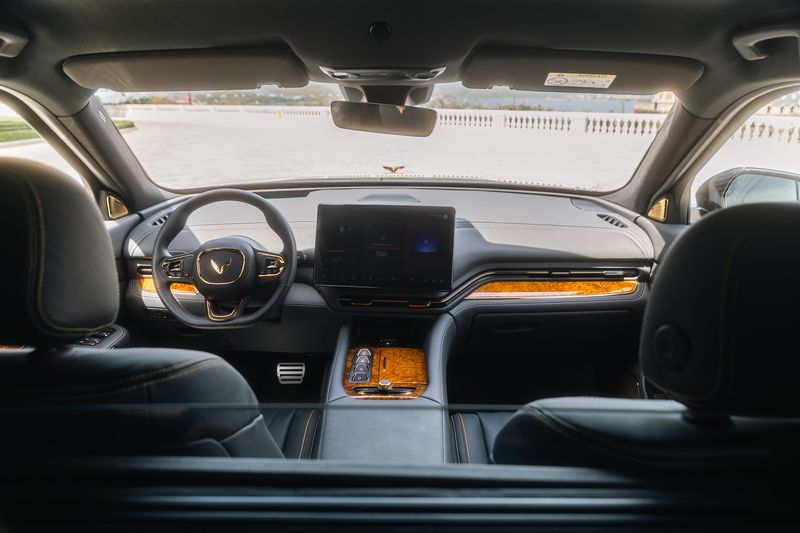 VinFast Lac Hong 900 LX
