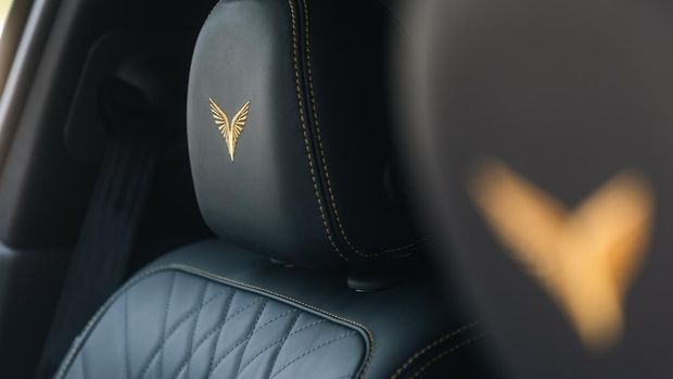 VinFast Lac Hong 900 LX