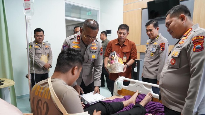 Wakapolda Jateng, Brigjen Usman Latif, menjenguk lima anggotanya di Rumah Sakit Bhayangkara Semarang, Selasa (2/9/2025).