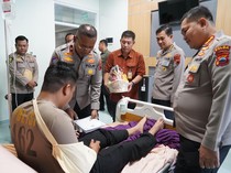 Jenguk Anggota Terluka Saat Rusuh di Semarang, Wakapolda Jateng: Jangan Kapok Layani Masyarakat