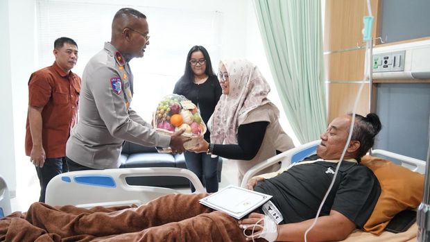 Wakapolda Jateng, Brigjen Usman Latif, menjenguk lima anggotanya di Rumah Sakit Bhayangkara Semarang, Selasa (2/9/2025).