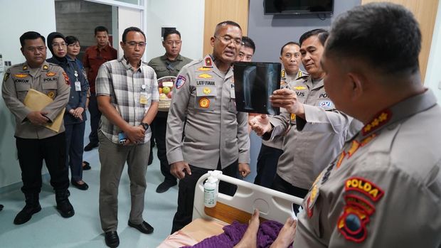 Wakapolda Jateng, Brigjen Usman Latif, menjenguk lima anggotanya di Rumah Sakit Bhayangkara Semarang, Selasa (2/9/2025).