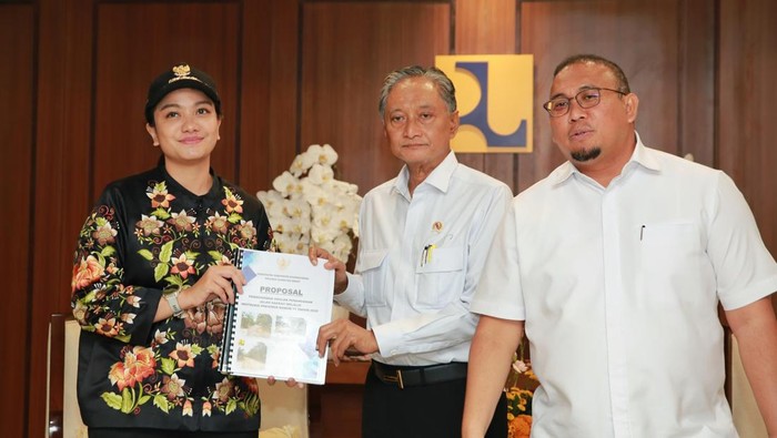 Wakil Ketua Komisi VI DPR dari Fraksi Gerindra Andre Rosiade bersama Bupati Dharmasraya Annisa Suci Ramadhani bertemu Menteri Pekerjaan Umum (PU) Dody Hanggodo. (dok. ist)