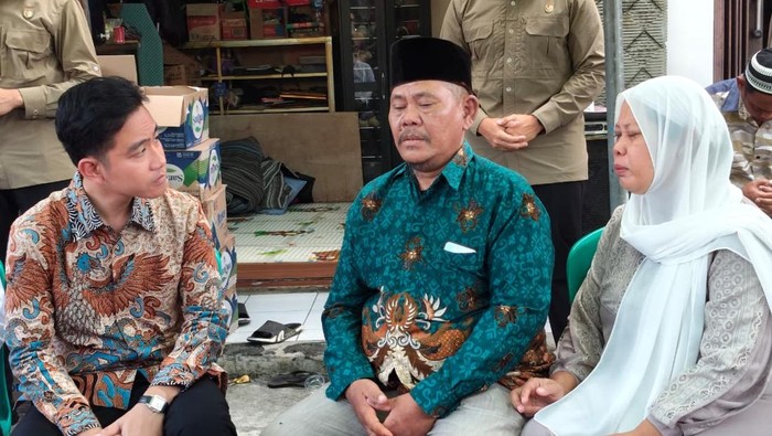 Wakil Presiden Gibran Rakabuming Raka, Kapolda Banten Brigjen Hengki, dan Gubernur Banten Andra Soni, mengunjungi rumah duka Andika Lutfi Falah (16), pelajar yang meninggal dunia usai sempat ikut demonstrasi di Jakarta. (dok. pribadi)