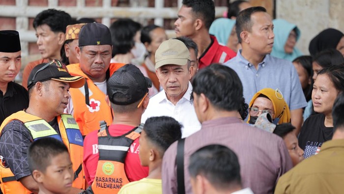 Wali Kota Palembang Ratu Dewa mengunjungi rumah dua bocah yang tenggelam