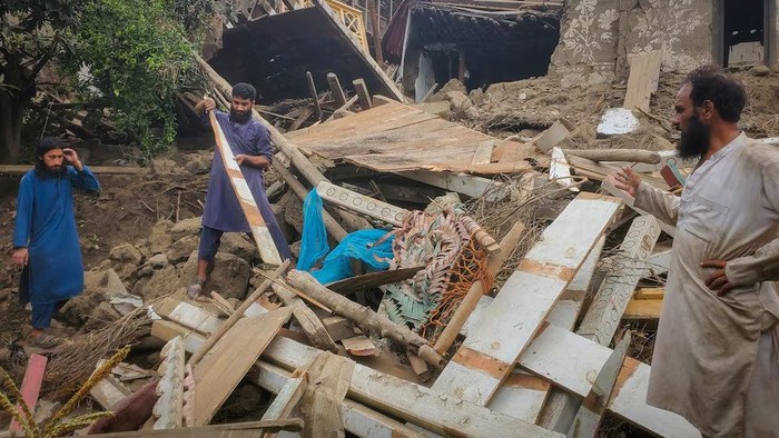 Afghan men search for their belongings amidst the rubble of a collapsed house after a deadly magnitude-6 earthquake that struck Afghanistan around midnight, in Dara Mazar, in Kunar province, Afghanistan, September 1, 2025. REUTERS/Stringer Purchase Licensing Rights