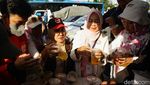 Warga Antre dan Berebut Makanan di Depan Gedung DPR