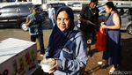 Warga Antre dan Berebut Makanan di Depan Gedung DPR