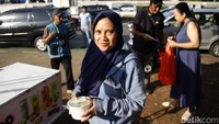 Sejumlah warga yang melintas membagikan air mineral serta makanan ringan kepada masyarakat yang berada di sekitar lokasi.