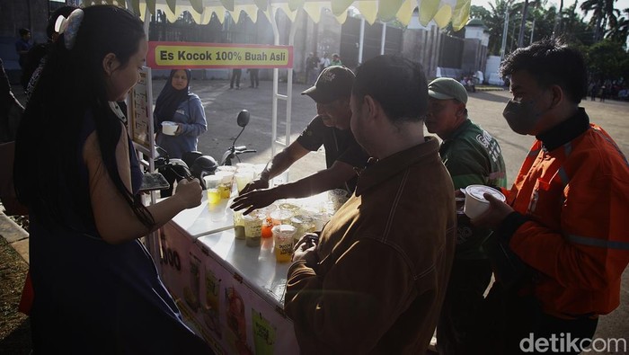 Warga Antre dan Berebut Makanan di Depan Gedung DPR Suasana di depan gerbang Gedung DPR RI, Jalan Gatot Subroto, Jakarta, pada Selasa (2/9/2025), mendadak ramai dipadati warga. Bukan karena aksi unjuk rasa seperti yang santer diberitakan, melainkan antrean panjang warga yang berebut makanan dan minuman gratis.