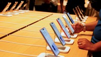 Suasana meriah tampak di Apple Store pertama yang resmi dibuka di Bengaluru, India, pada Selasa (2/9/2025). Sejak pintu toko dibuka, ratusan warga terlihat antusias mencoba berbagai produk terbaru Apple, mulai dari iPhone, Apple Watch, hingga perangkat canggih Vision Pro. REUTERS/Priyanshu Singh