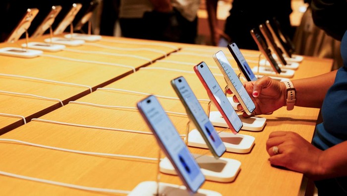 Suasana meriah tampak di Apple Store pertama yang resmi dibuka di Bengaluru, India, pada Selasa (2/9/2025). Sejak pintu toko dibuka, ratusan warga terlihat antusias mencoba berbagai produk terbaru Apple, mulai dari iPhone, Apple Watch, hingga perangkat canggih Vision Pro. REUTERS/Priyanshu Singh