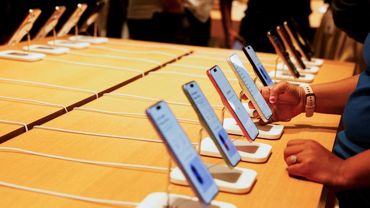 Suasana meriah tampak di Apple Store pertama yang resmi dibuka di Bengaluru, India, pada Selasa (2/9/2025). Sejak pintu toko dibuka, ratusan warga terlihat antusias mencoba berbagai produk terbaru Apple, mulai dari iPhone, Apple Watch, hingga perangkat canggih Vision Pro. REUTERS/Priyanshu Singh