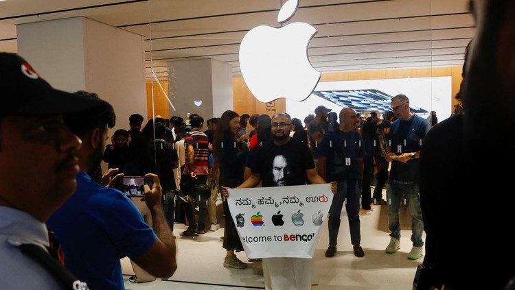 Suasana meriah tampak di Apple Store pertama yang resmi dibuka di Bengaluru, India, pada Selasa (2/9/2025). Sejak pintu toko dibuka, ratusan warga terlihat antusias mencoba berbagai produk terbaru Apple, mulai dari iPhone, Apple Watch, hingga perangkat canggih Vision Pro. REUTERS/Priyanshu Singh