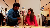 Suasana meriah tampak di Apple Store pertama yang resmi dibuka di Bengaluru, India, pada Selasa (2/9/2025). Sejak pintu toko dibuka, ratusan warga terlihat antusias mencoba berbagai produk terbaru Apple, mulai dari iPhone, Apple Watch, hingga perangkat canggih Vision Pro. REUTERS/Priyanshu Singh