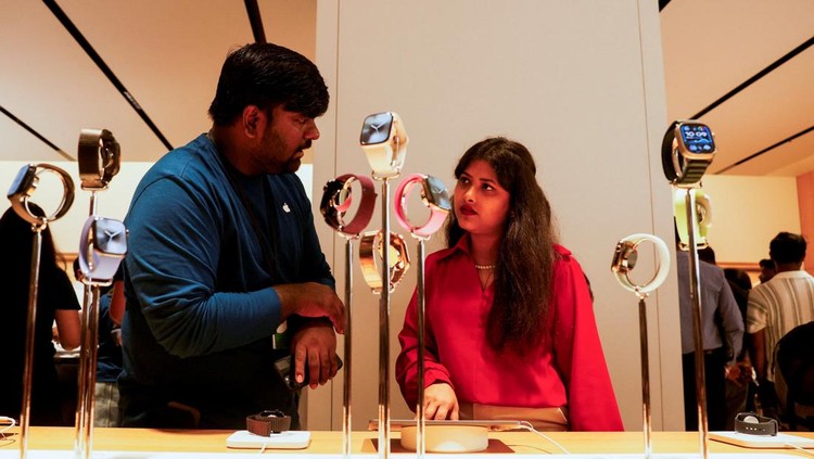 Suasana meriah tampak di Apple Store pertama yang resmi dibuka di Bengaluru, India, pada Selasa (2/9/2025). Sejak pintu toko dibuka, ratusan warga terlihat antusias mencoba berbagai produk terbaru Apple, mulai dari iPhone, Apple Watch, hingga perangkat canggih Vision Pro. REUTERS/Priyanshu Singh