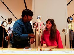 Warga India Antusias di Apple Store Perdana Bengaluru, Produk Baru Jadi Rebutan
