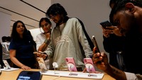 Suasana meriah tampak di Apple Store pertama yang resmi dibuka di Bengaluru, India, pada Selasa (2/9/2025). Sejak pintu toko dibuka, ratusan warga terlihat antusias mencoba berbagai produk terbaru Apple, mulai dari iPhone, Apple Watch, hingga perangkat canggih Vision Pro. REUTERS/Priyanshu Singh