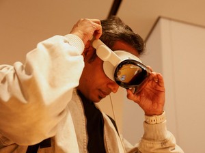 Apple Pangkas Ratusan Karyawan Vision Pro dan Siri, Ada Apa?