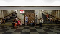 Bagi banyak orang, stasiun bawah tanah bukan lagi sekadar sarana transportasi, melainkan simbol ketahanan warga Kyiv menghadapi gempuran perang yang tak kunjung usai. REUTERS/Valentyn Ogirenko
