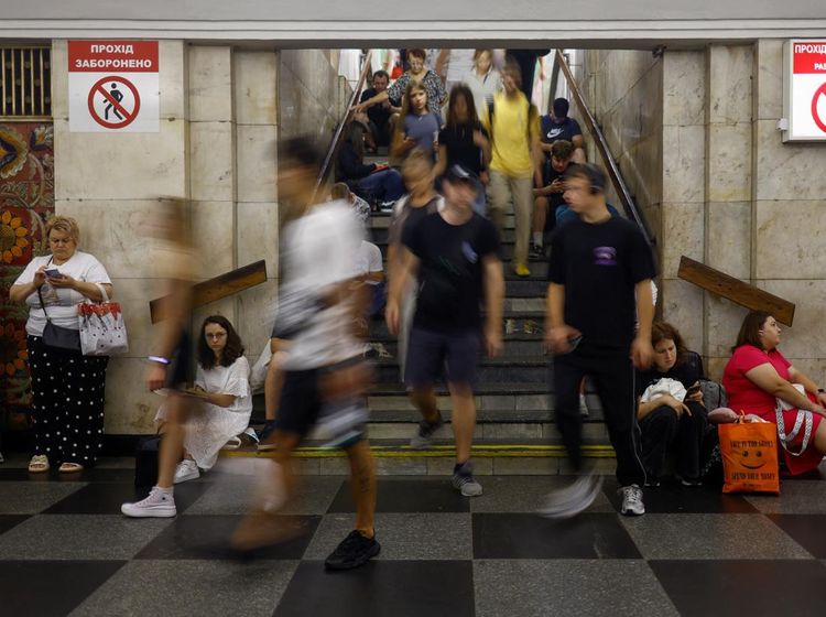 Warga Kyiv Berlindung di Stasiun Bawah Tanah Saat Serangan Udara Rusia