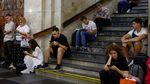 Warga Kyiv Berlindung di Stasiun Bawah Tanah Saat Serangan Udara Rusia