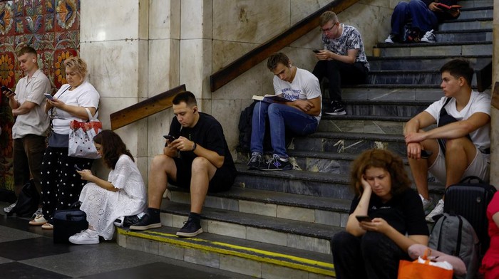 Sirene peringatan meraung di langit ibu kota Ukraina, Selasa (2/9/2025), ketika serangan udara Rusia kembali mengguncang Kyiv. Warga bergegas meninggalkan jalanan dan berlarian menuju stasiun bawah tanah yang telah lama menjadi tempat perlindungan darurat sejak perang dimulai. REUTERS/Valentyn Ogirenko