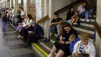 Orang-orang berlindung di dalam stasiun metro saat pesawat nirawak Rusia terbang di atas kota, di tengah serangan Rusia terhadap Ukraina, di Kyiv, Ukraina, Selasa (2/9/2025). REUTERS/Valentyn Ogirenko